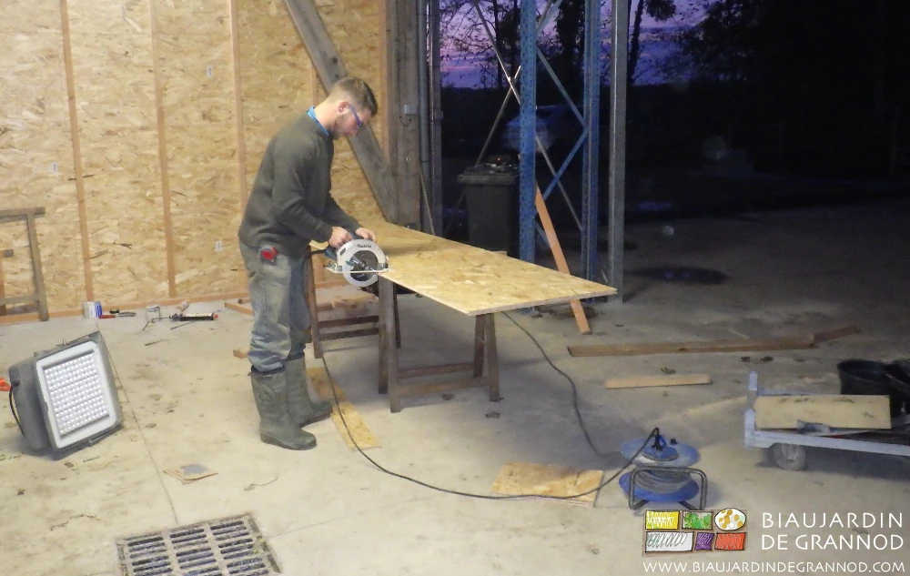 photo de Matthieu au sciage de panneau OSB