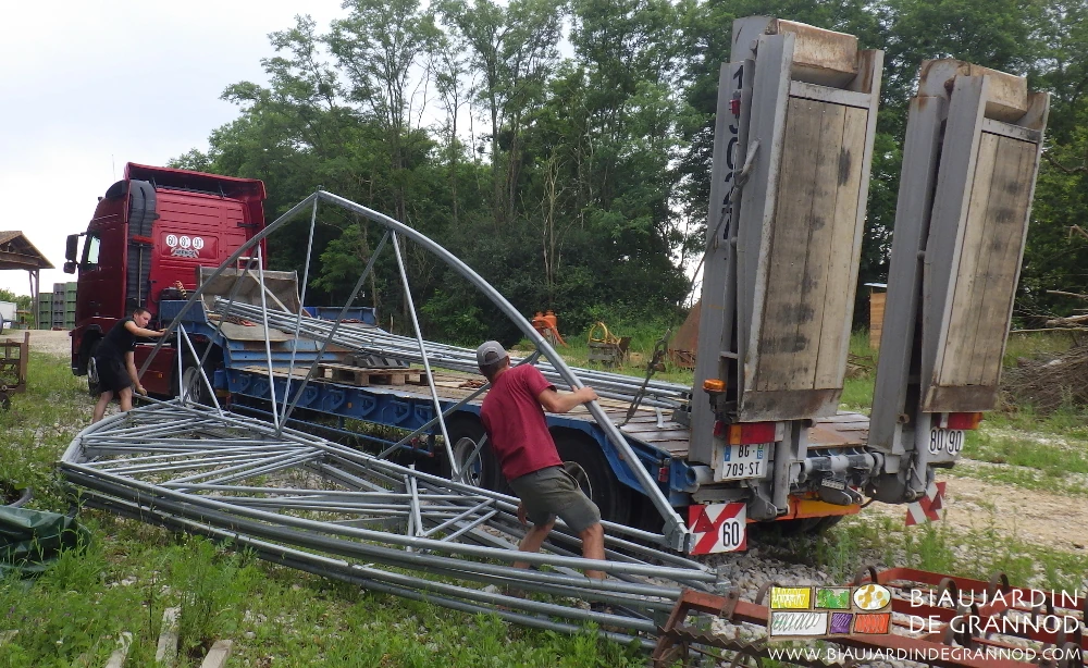 photo de Matthieu et Charlie vidant le porte char des charpentes métalliques