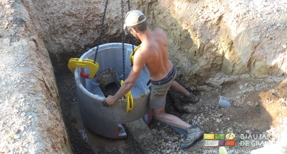 photo de Matthieu réglant la pose d'un regard trou d'homme des évacuations d'eau pluviales