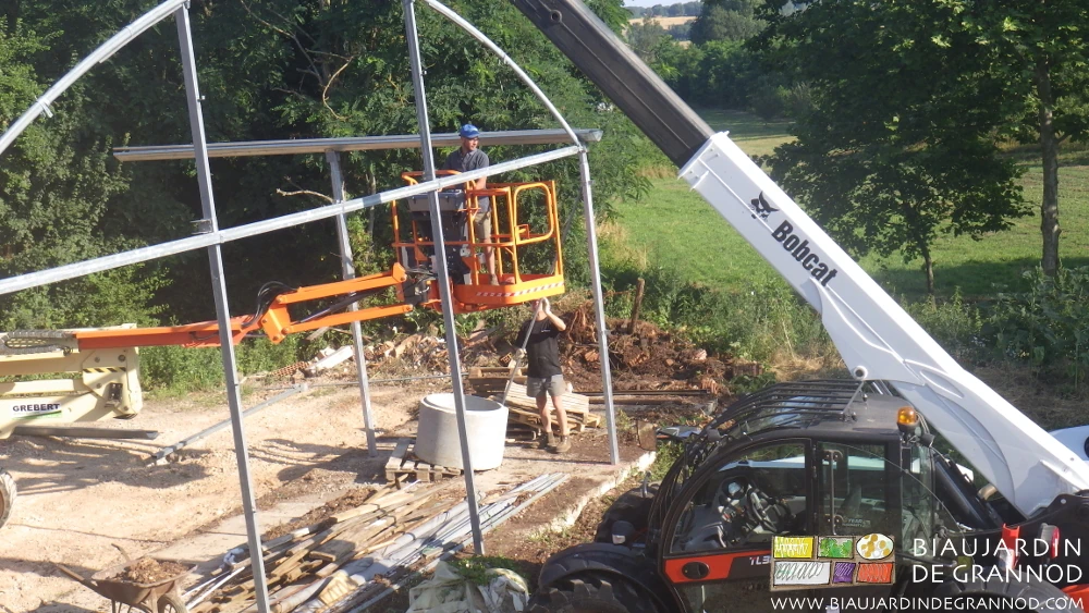 photo du levage de la travée de départ avec manuscopic et nacelle de location