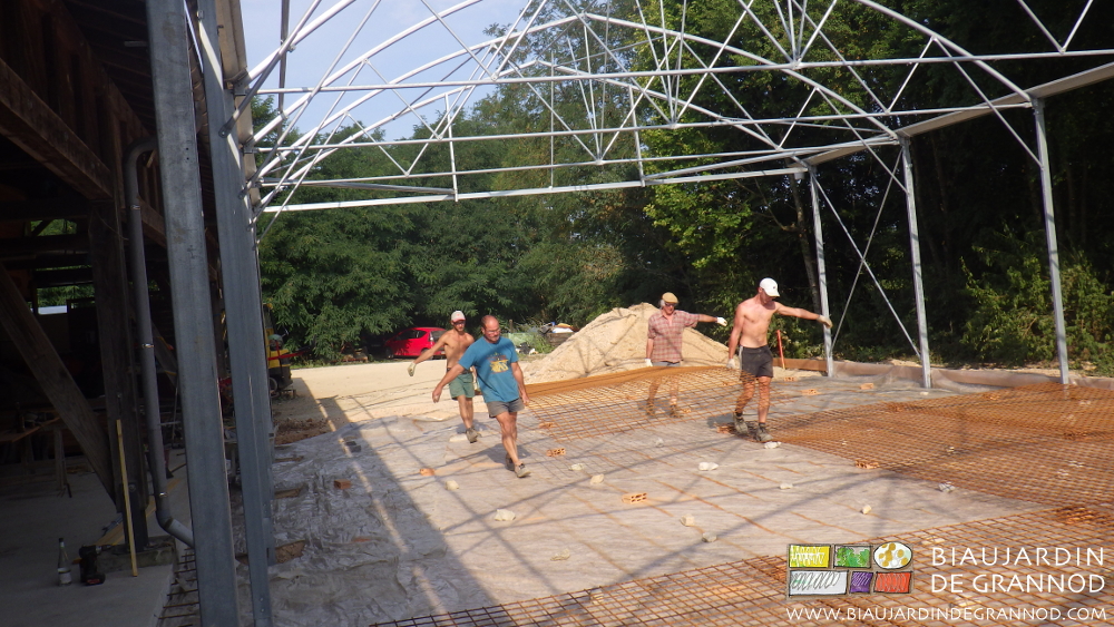 photo de toute l'équipe transportant les treillis soudés