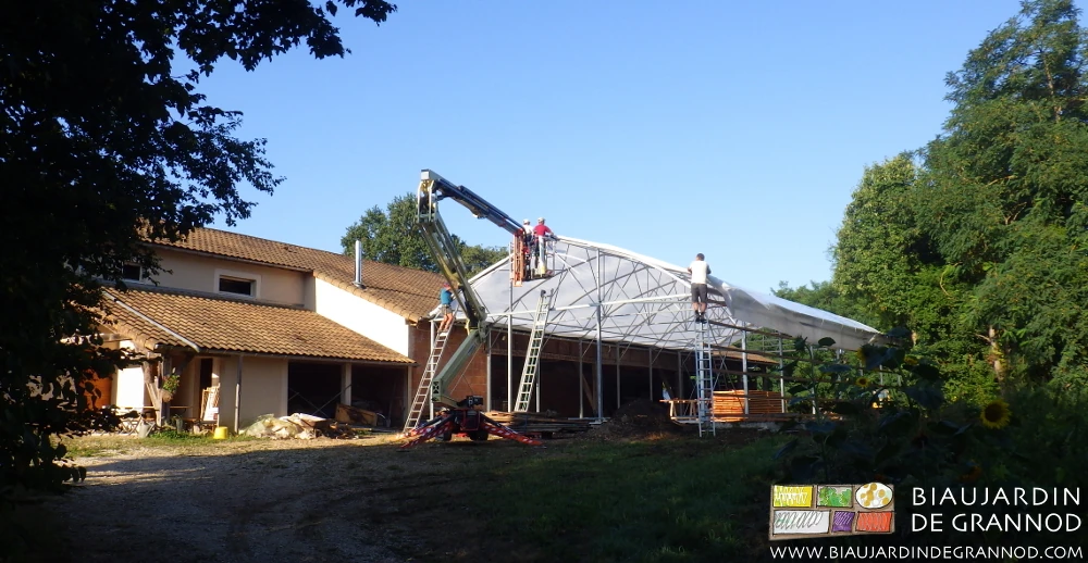 photo de la mise en place de la bâche blanche de couverture du bâtiment chapelle