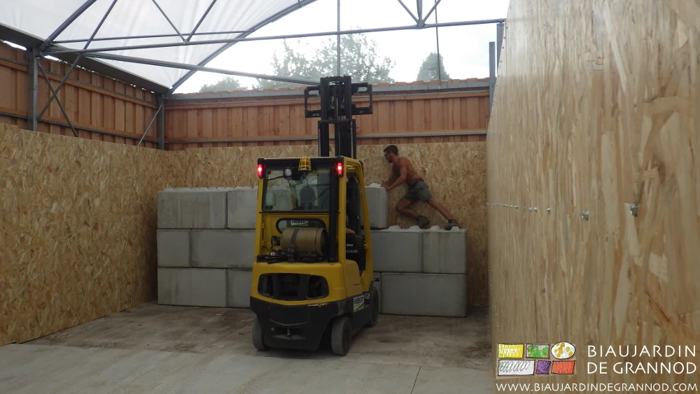 photo de Matthieu qui aide à la pose des légo béton par le chariot