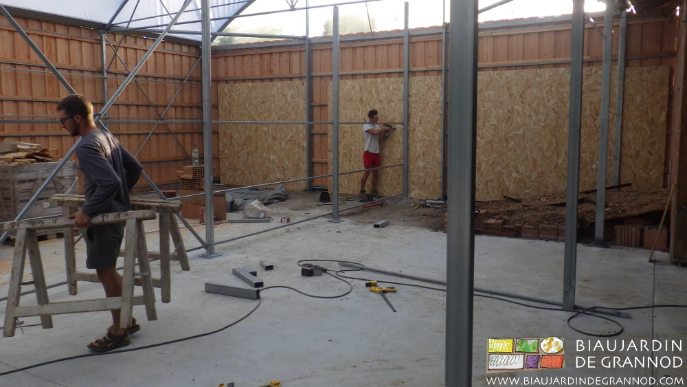 photo de Matthieu et Julien posant les cloisons bois sur ossature métal