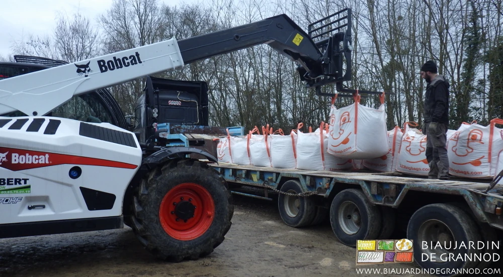 photo du déchargement du plateau du poids lourd avec le manuscopic de location