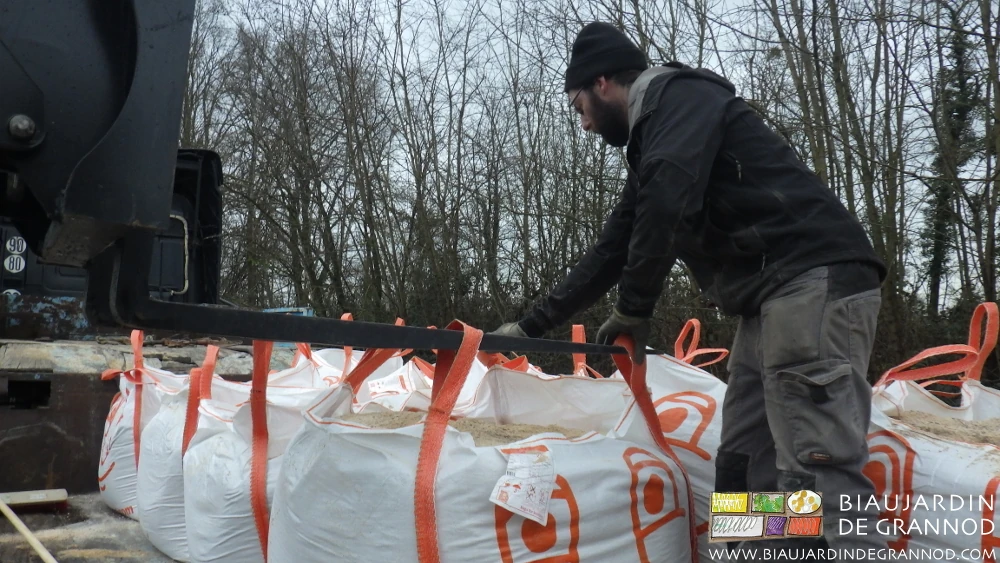 photo de Romain qui aide au déchargement de sa livraison de big bag de poudre de roche