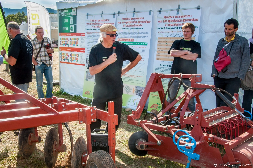 photo au Tech&Bio 2013 du Biau Jardinier Canal Historique démontrant les outils auto-construits
