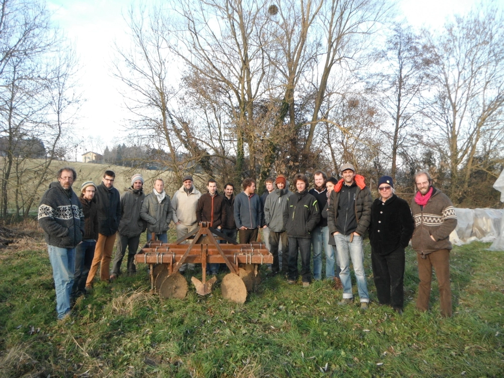 photo de classe des bénévoles et salariés de l’auto-construction avant professionnalisation en AP