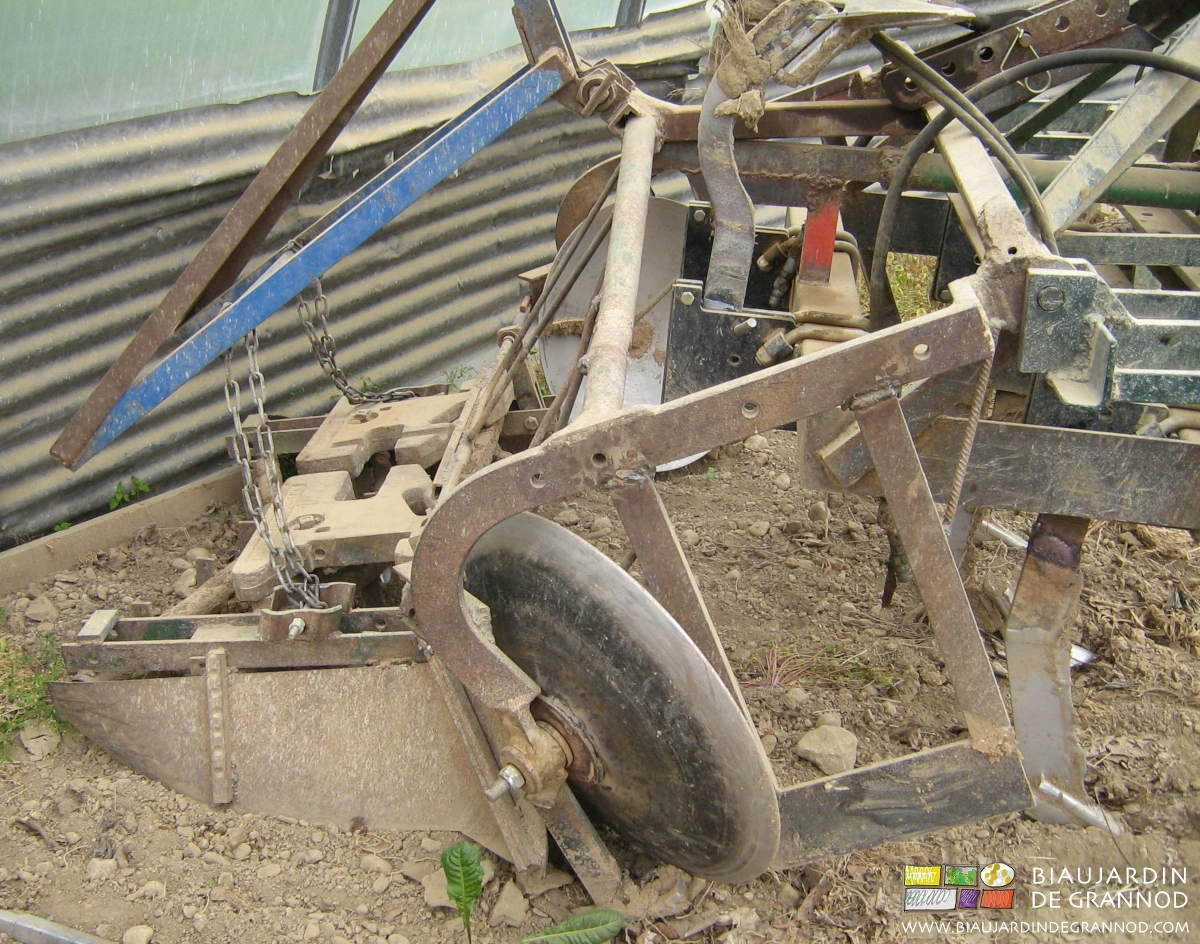 photo du châssis arrière complètement articulé du cultibutte historique