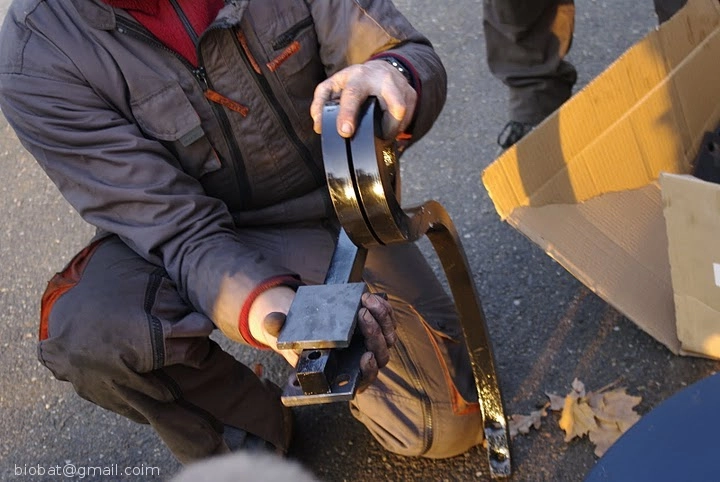 photo de Joseph détaillant les dernières explications de montage