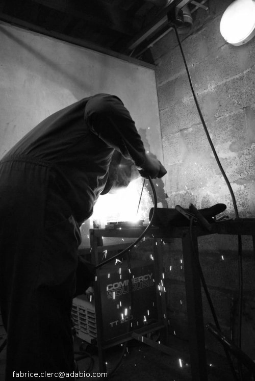 photo du travail en cabine de soudure équipée de rideaux de protection visuelle