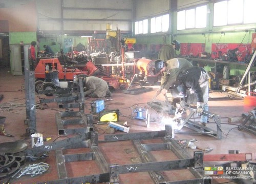photo des stagiaires en plein travail dans l’atelier loué de la maison familiale