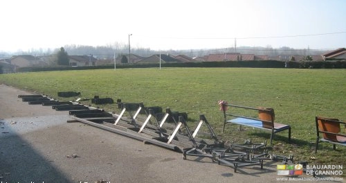 photo des premiers bâtis fabriqués rangés en extérieur