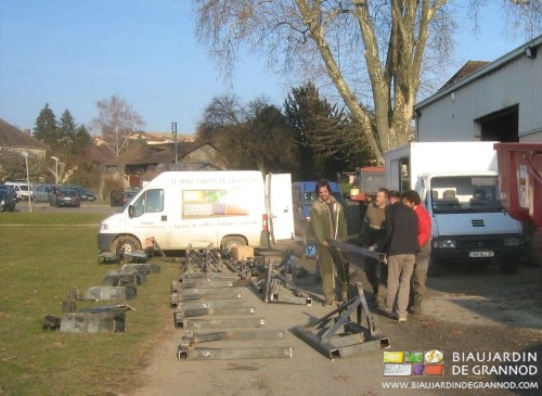photo de 4 maraîchers nécessaires pour porter les éléments de cultibutte dans le fourgon de chacun