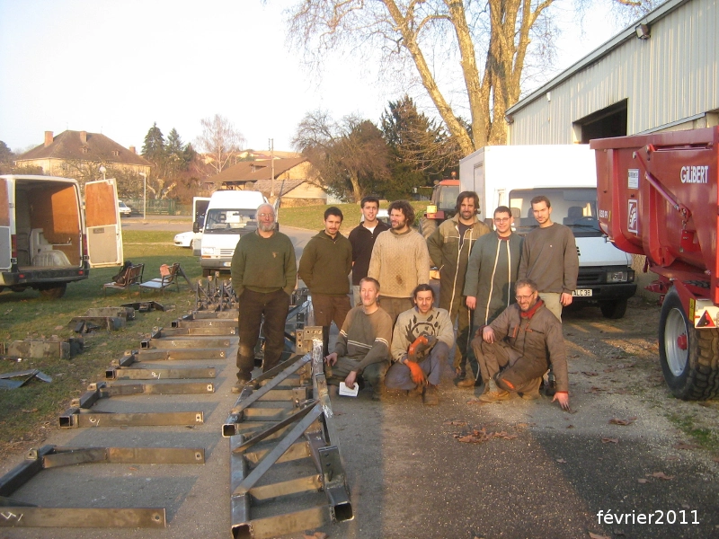 photo souvenir des participants au tout premier stage Adabio d’autoconstruction de cultibutte février 2011