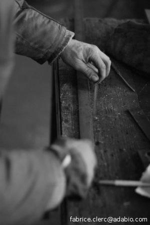 photo de mains paysannes au travail du métal en atelier de formation