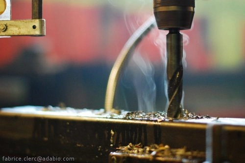 photo d’une des perceuses à colonne de l’atelier de Mozas