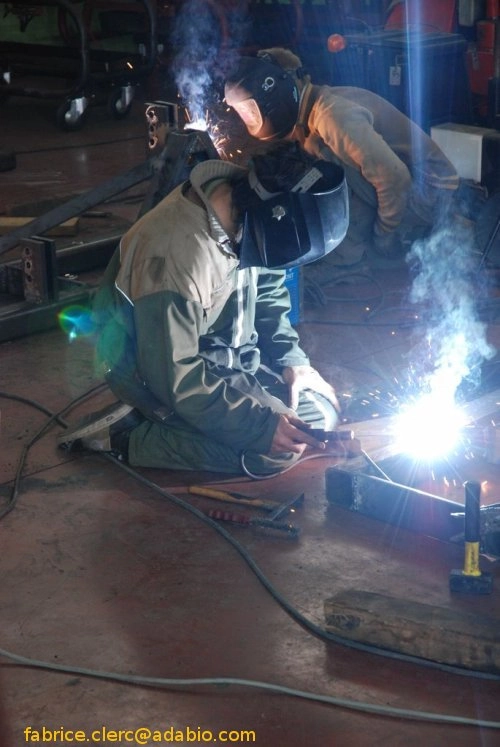 photo de paysans apprenant la soudure en soudant les outils de tous