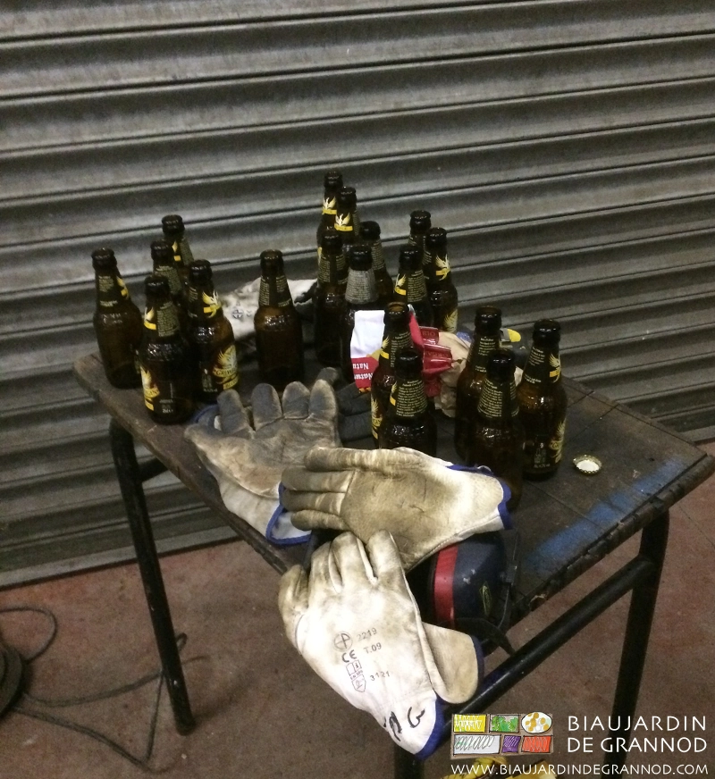 photo sur un établi de cannettes de bière bio vidées sans gants