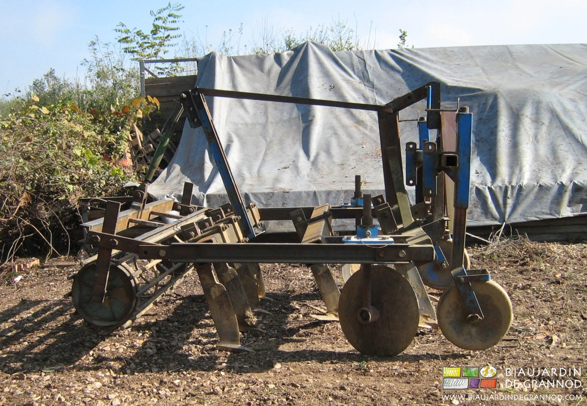 photo de la fouilleuse martyrisée par plusieurs aménagements pour travail en planche permanente