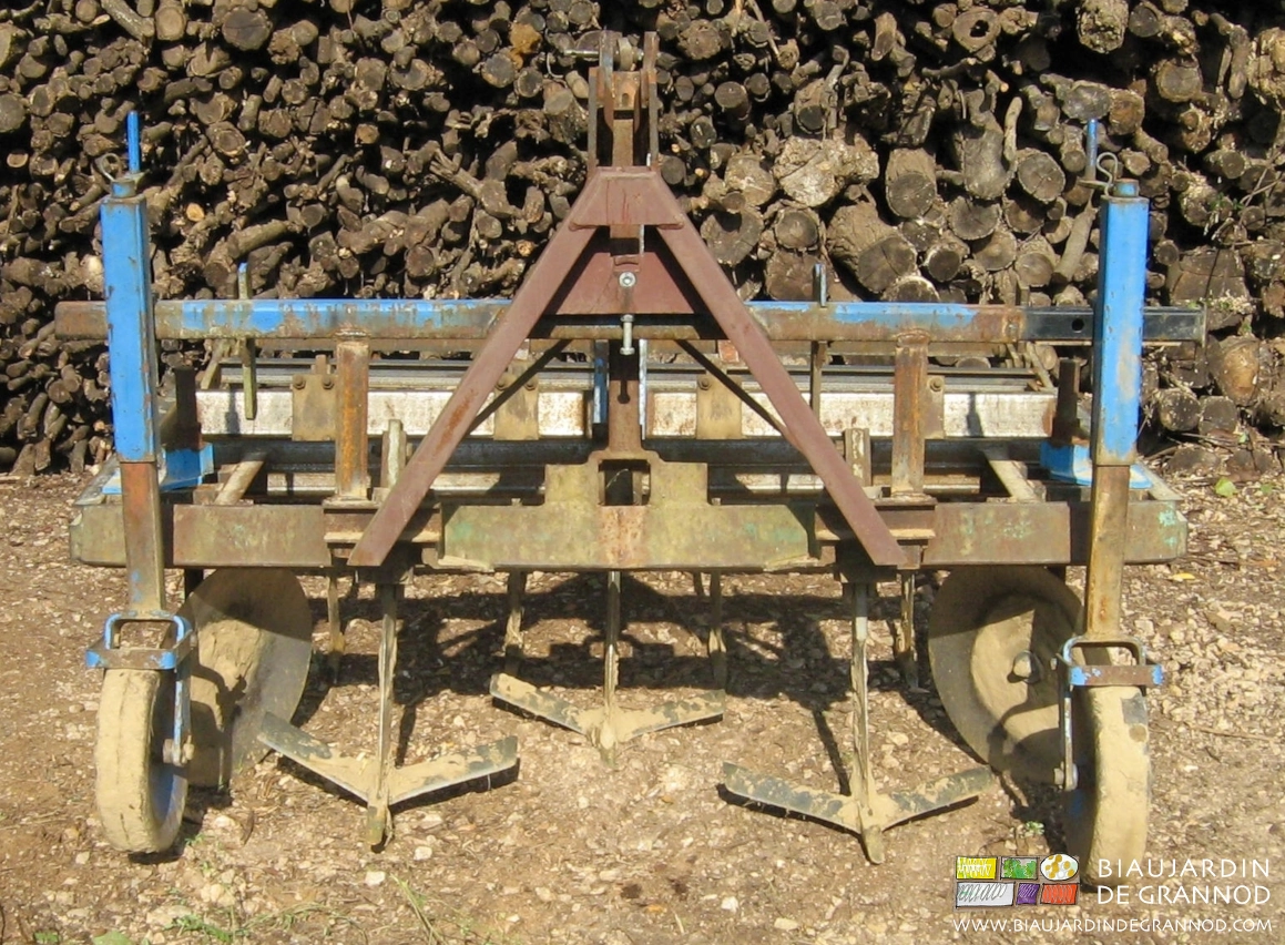 vue de face de la fouilleuse avec ses dents scalpeuses à ailettes