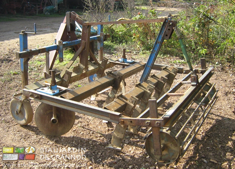 vue d’ensemble de la fouilleuse modifiée pour travail en planche permanente