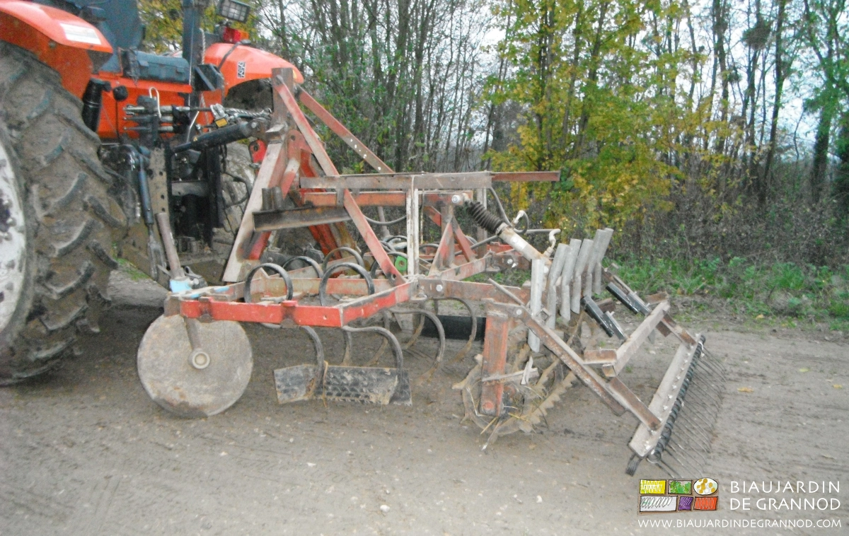 photo du vibro bricolé pour travail en planche permanente et option semoir engrais vert 