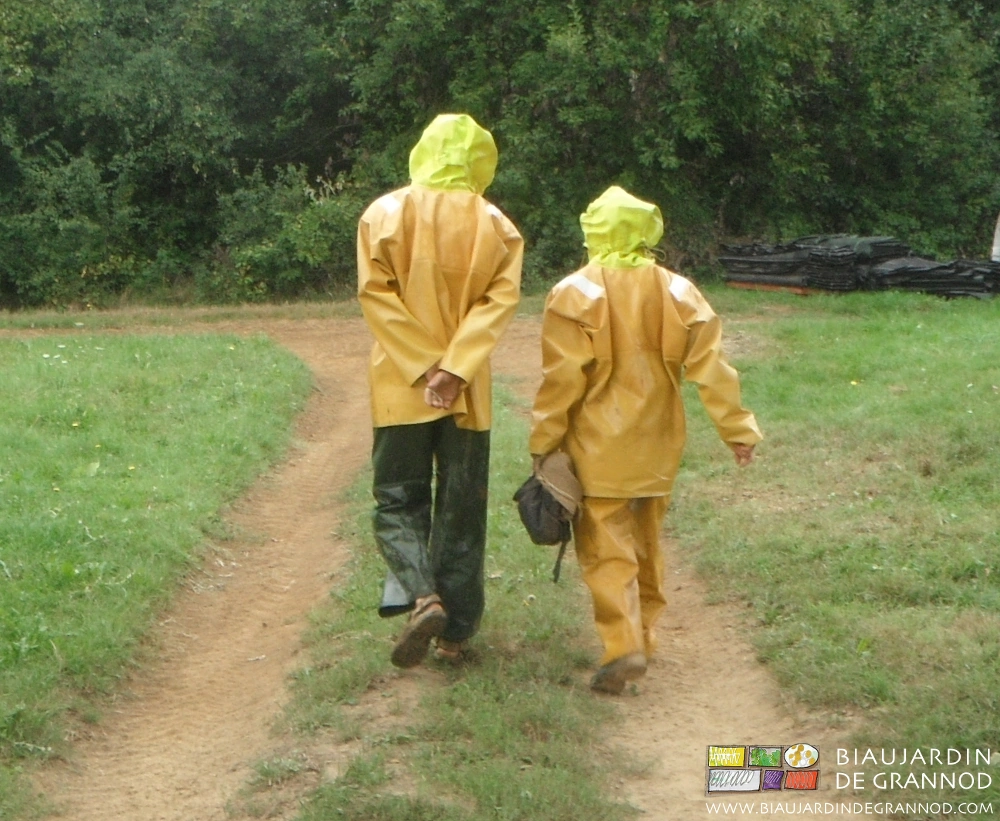 photo de Biaux Jardiniers équipés de bottes, cotte à bretelle, vareuse étanche à capuche