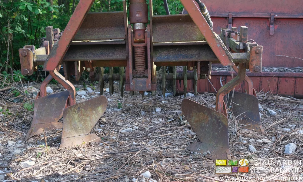 photo de face du cadre Gard et ses paires de charrues