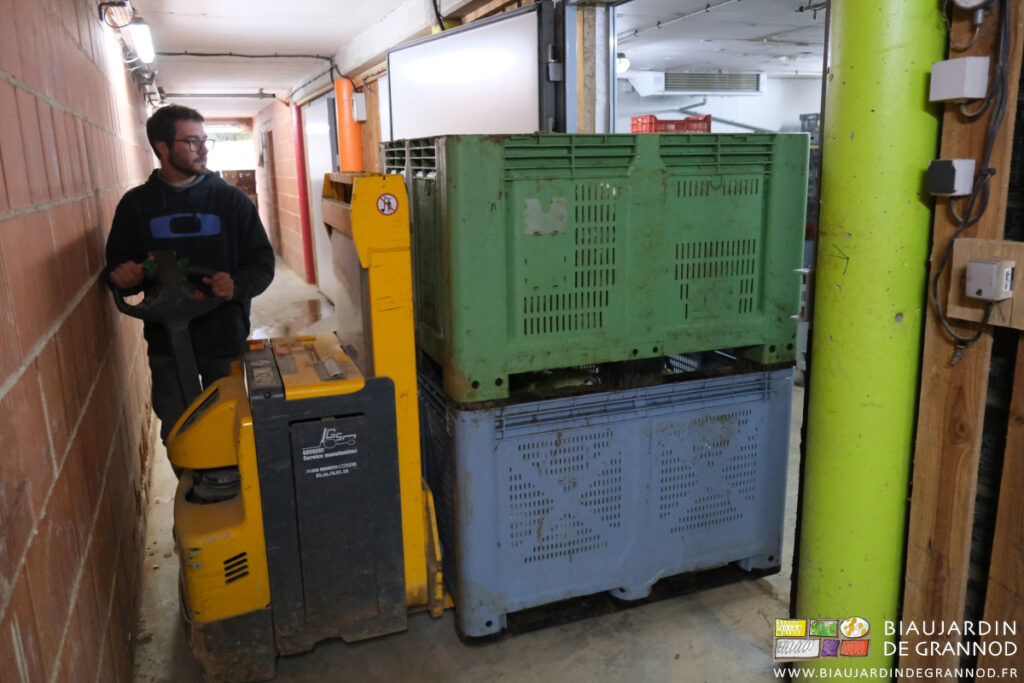 photo de Matthieu mettant en chambre froide 2 palox empilés avec le gerbeur