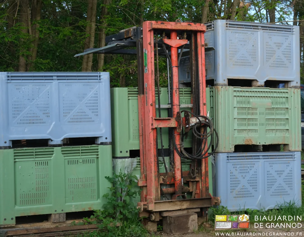 photo du lève-palettes rangé dans la cour