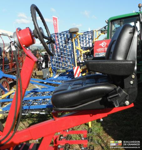 photo d'un confortable siège de bineuse avec accoudoir et direction hydraulique