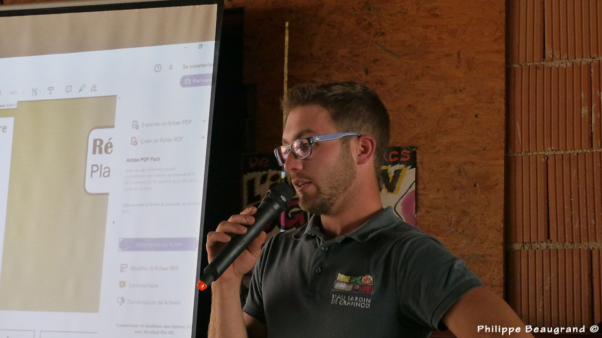 photo de Matthieu expliquant ses choix et chiffres au micro