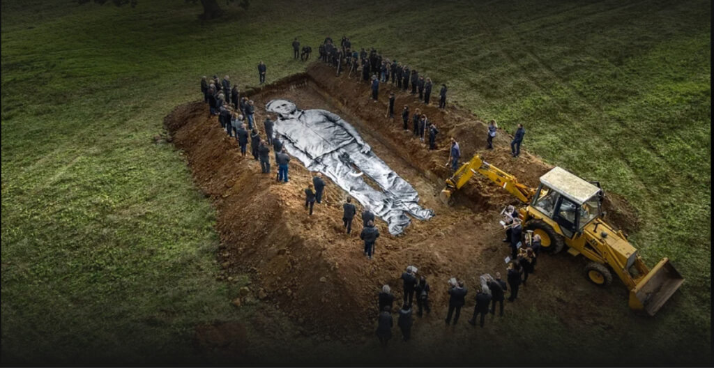 image par drone de l'enterrement d'un très grand dessin de paysan