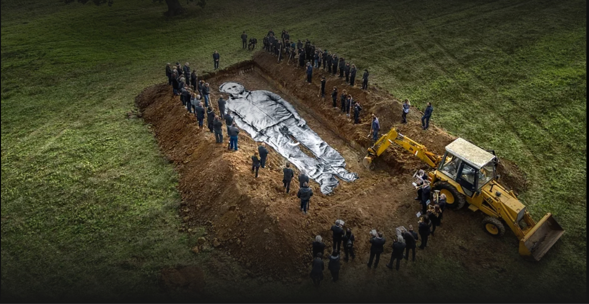 image par drone de l'enterrement d'un très grand dessin de paysan
