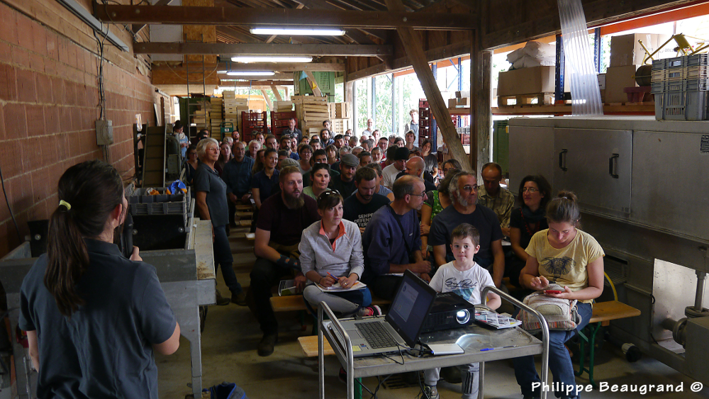 vue de l'assemblée dans le bâtiment lors de la présentation