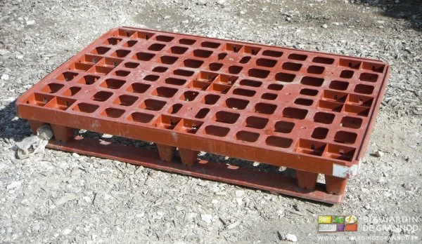 photo d'une palette en plastique rouge et ajourée 