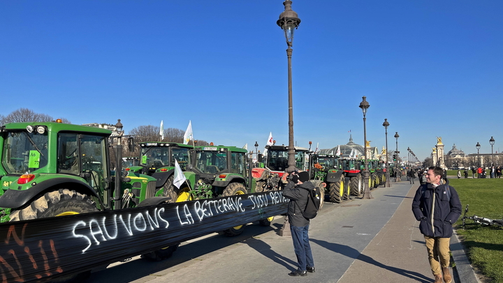 photo de tracteurs betteraviers aux Invalides