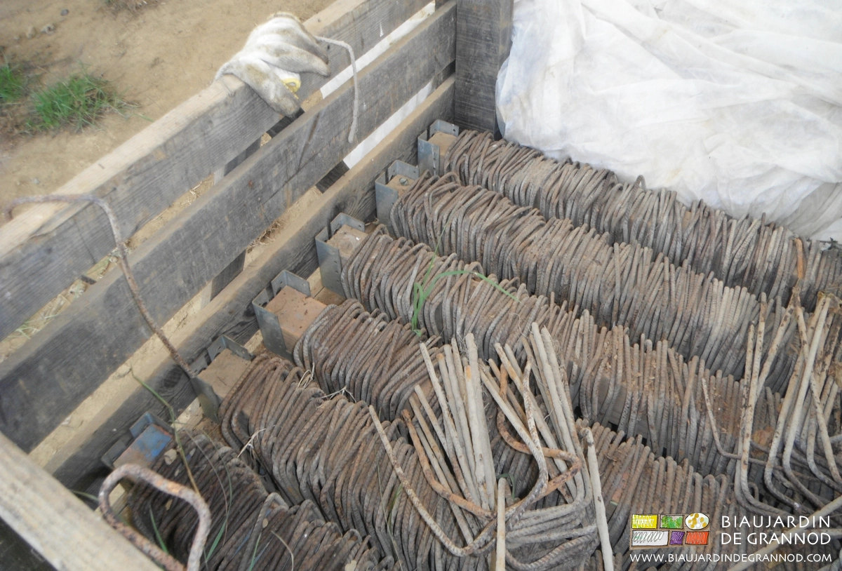 photo du palox de rangement des agrafes métalliques de fixation des toiles tissées