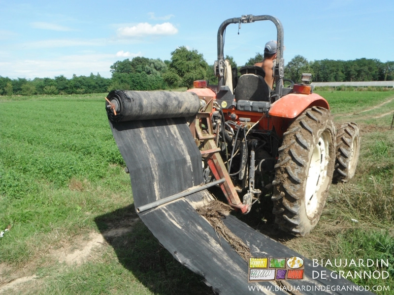 photo de l'enrouleur de toile et ses barres décalées pour faire tomber la terre
