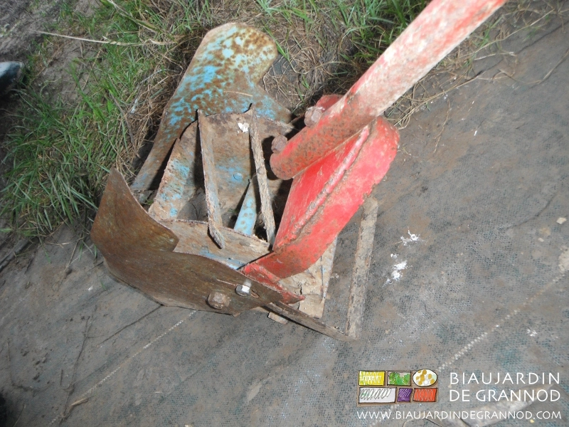 photo de roue sarcleuse équipée de tôles protégeant les feuilles des plantes