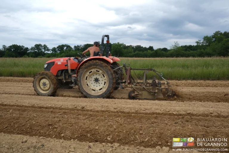 photo de Matthieu au tracteur cassant le faux semis avec le vibroplanche