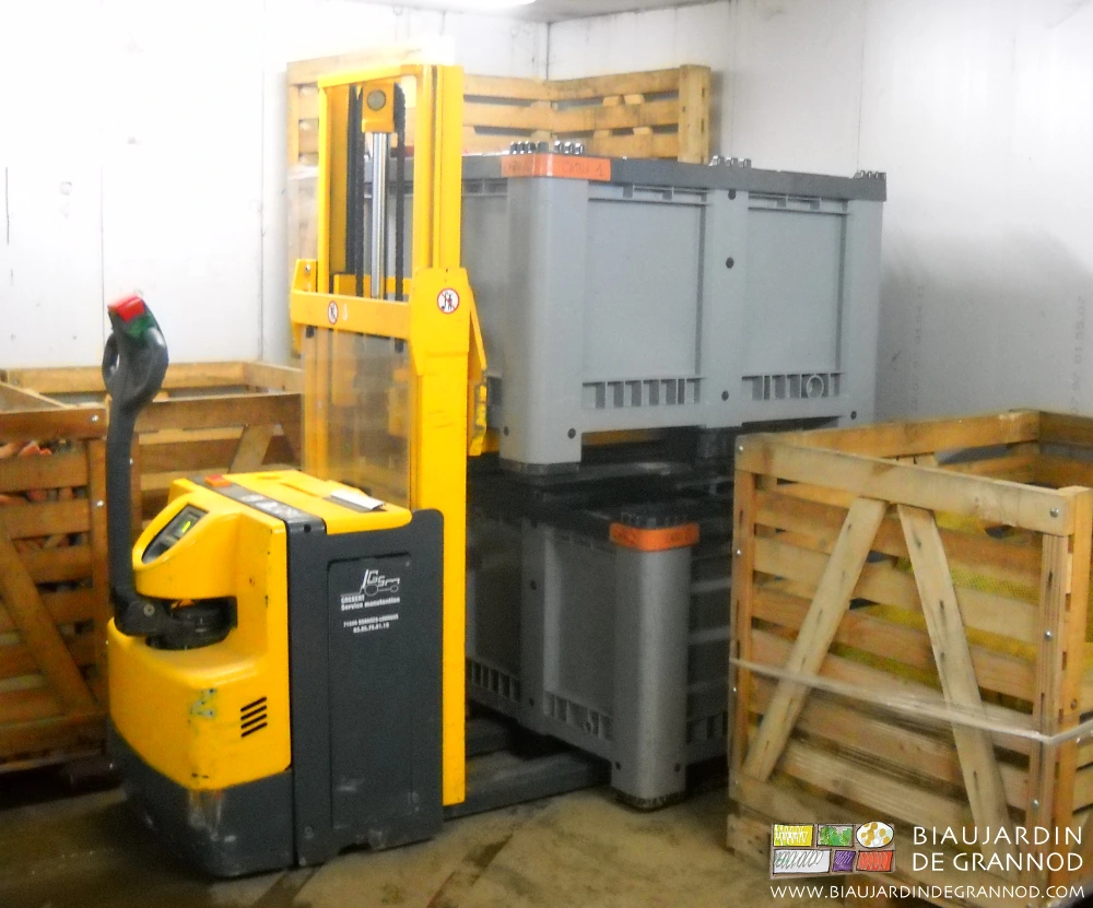 photo en chambre froide du gerbage d'un palox sur un autre