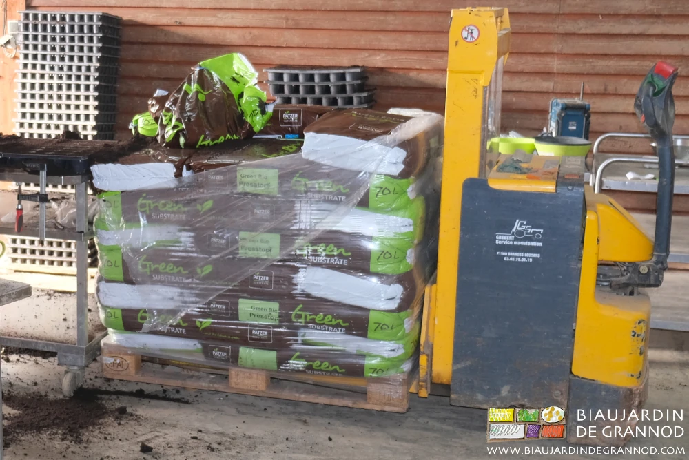 photo d'une palette de sacs de terreau à plants manipulée par le gerbeur