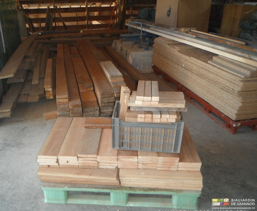 photo des pièces de bois coupées à la cote pour fabriquer une série de planchons