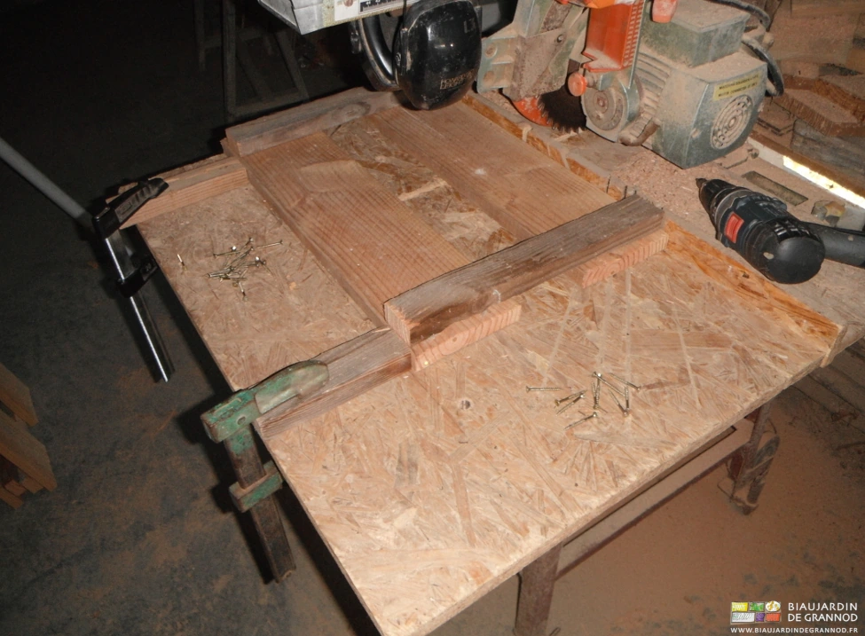 photo du montage des planchons sur table facilité par des buttées