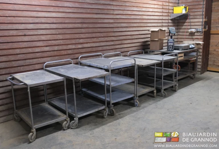 Photo des tables roulantes rangées, très accessibles dans le local de préparation des légumes