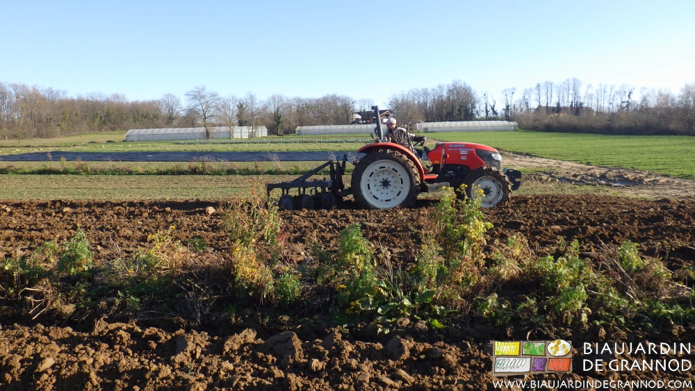photo du travail des planches permanentes en début de saison sur fond de tunnels et bocage