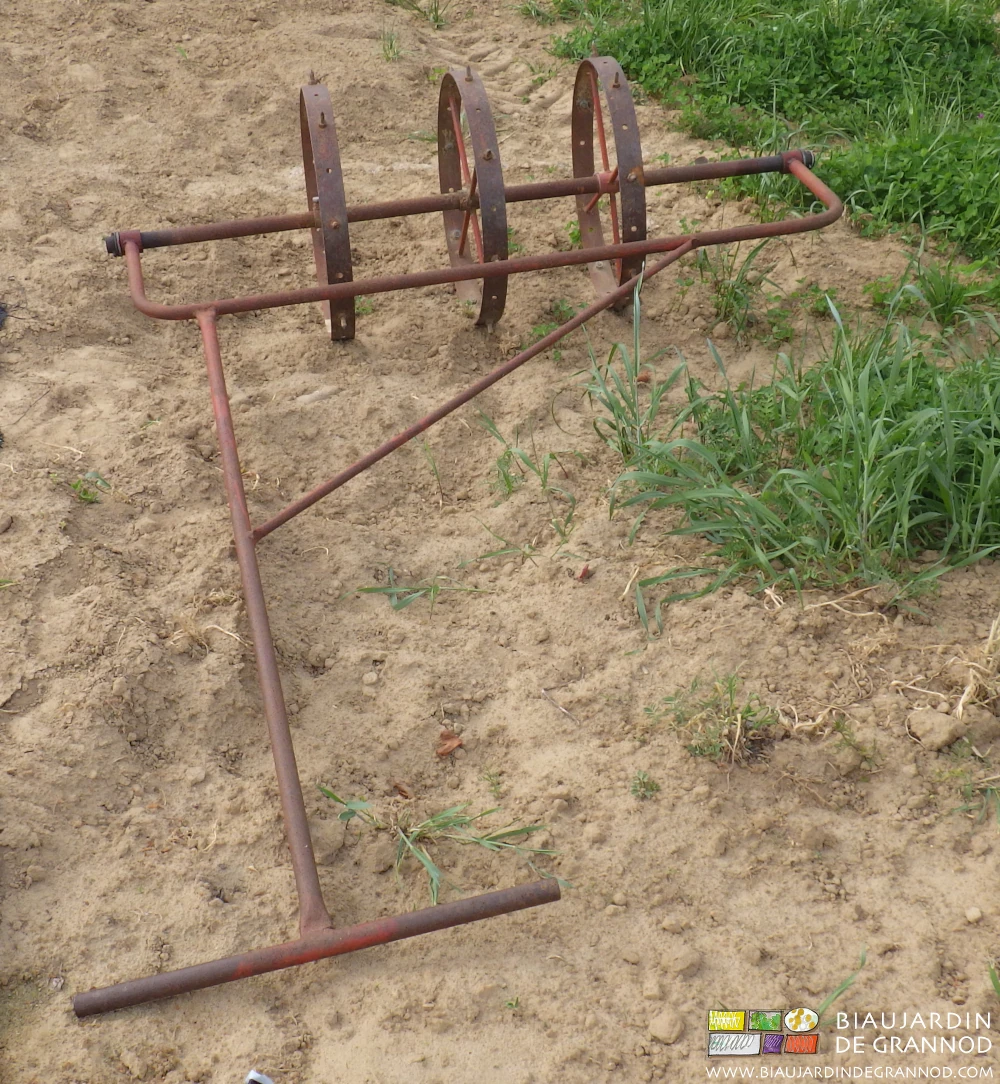 photo de notre roue rayonneuse légère auto-construite pour percer l'emplacement de plantation manuelle