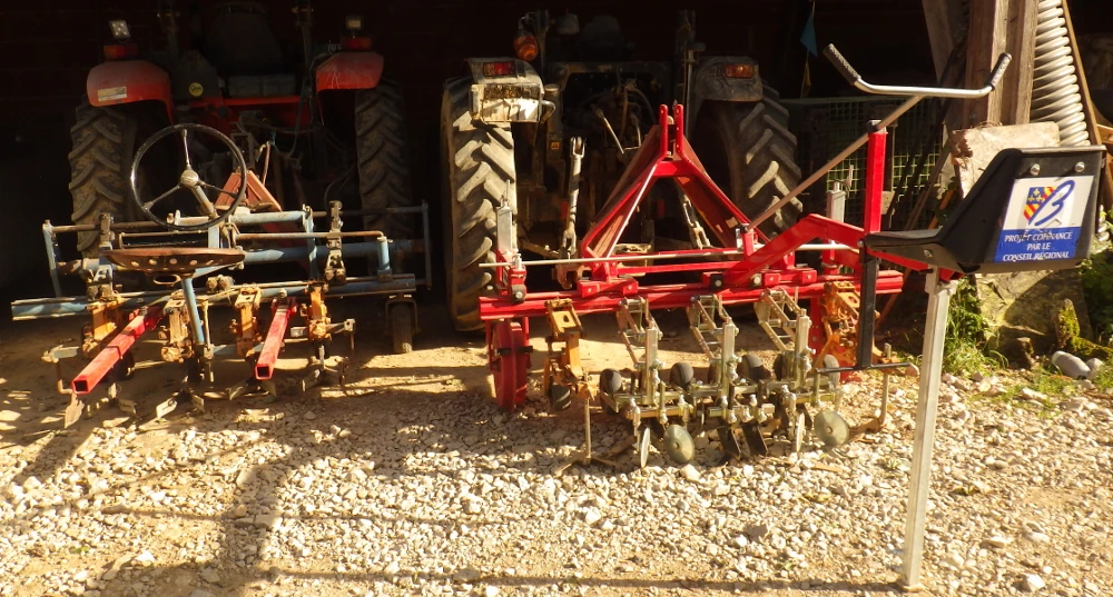 photo des 2 bineuses guidées rangées côte à côte